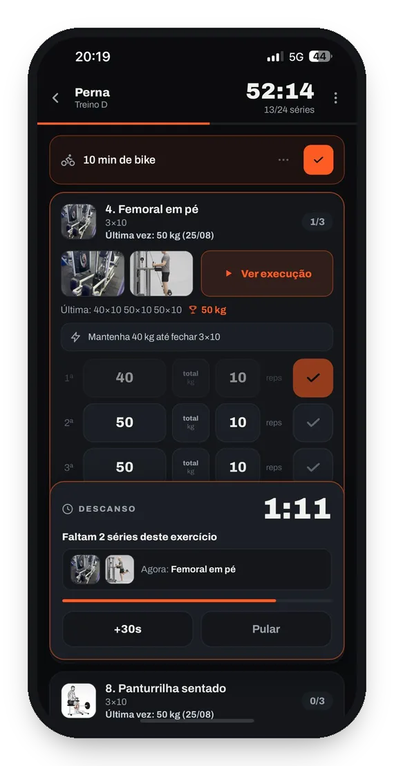 Treino em andamento no app: peso e repetições de cada série, séries que faltam e o descanso contando